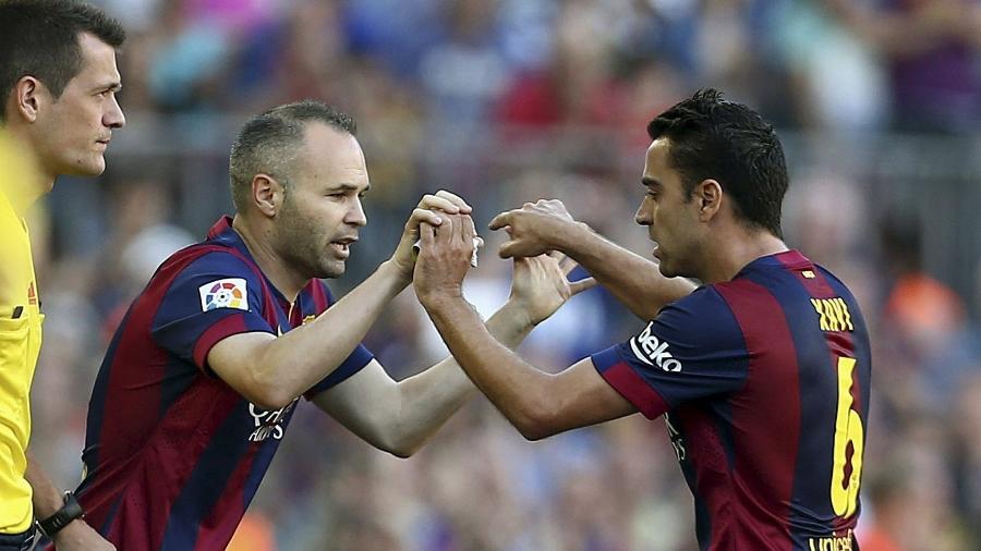 Xavi dá lugar a Iniesta durante o jogo do Barcelona contra a Real Sociedad, no Campeonato Espanhol - Toni Albir/EFE