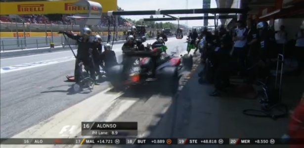 Alonso quase atropelou os mecânicos ao perder os freios - Reprodução