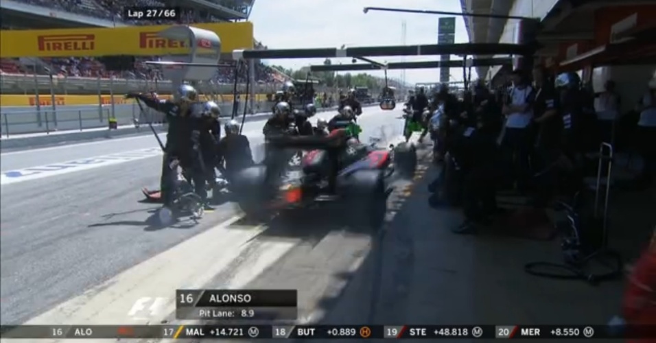 Alonso quase atropela mecânicos na chegada aos boxes