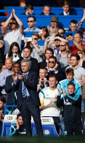 José Mourinho e torcedores do Chelsea aplaudem Gerrard após atleta deixar o campo