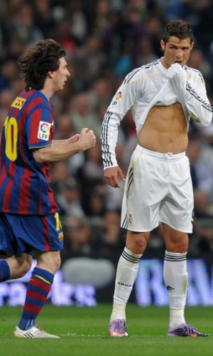 Messi comemora gol do Barcelona, enquanto Cristiano Ronaldo lamenta