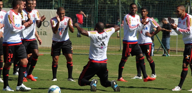 Pablo Armero (costas) dança durante treino do Flamengo: alegria só fora de campo - Gilvan de Souza/ Flamengo