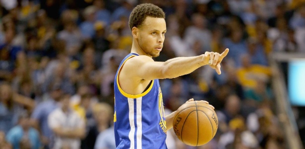 Eleito o melhor da temporada, Curry comandou a vitória do Golden State Warrios - ANDY LYONS/AFP
