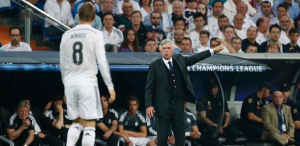 Carlo Ancelotti orienta o Real Madrid na partida contra a Juventus na Liga dos Campeões - Paul Hanna/Reuters