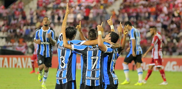 Jogadores do Grêmio comemoram gol durante a partida contra o CRB pela Copa do Brasil - ITAWI ALBUQUERQUE/FUTURA PRESS/FUTURA PRESS/ESTADÃO CONTEÚDO