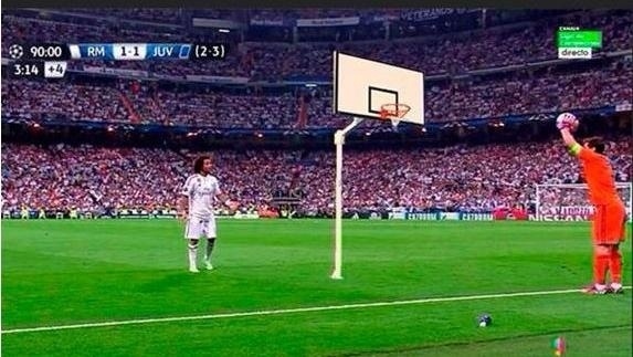 Casillas tenta acertar uma cesta de basquete, em uma das piadas nas redes sociais