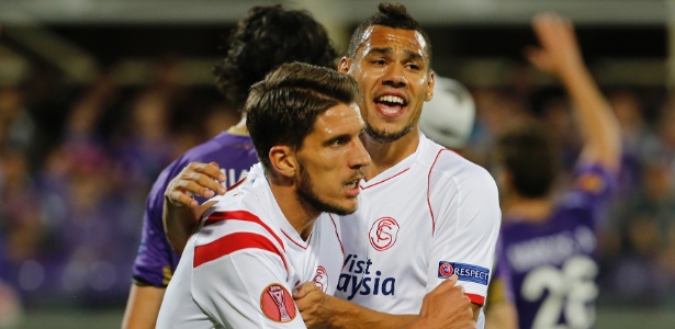 Jogadores do Sevilla comemoram gol em cima da Fiorentina  - Sevilla Reuters / Giampiero Sposito 