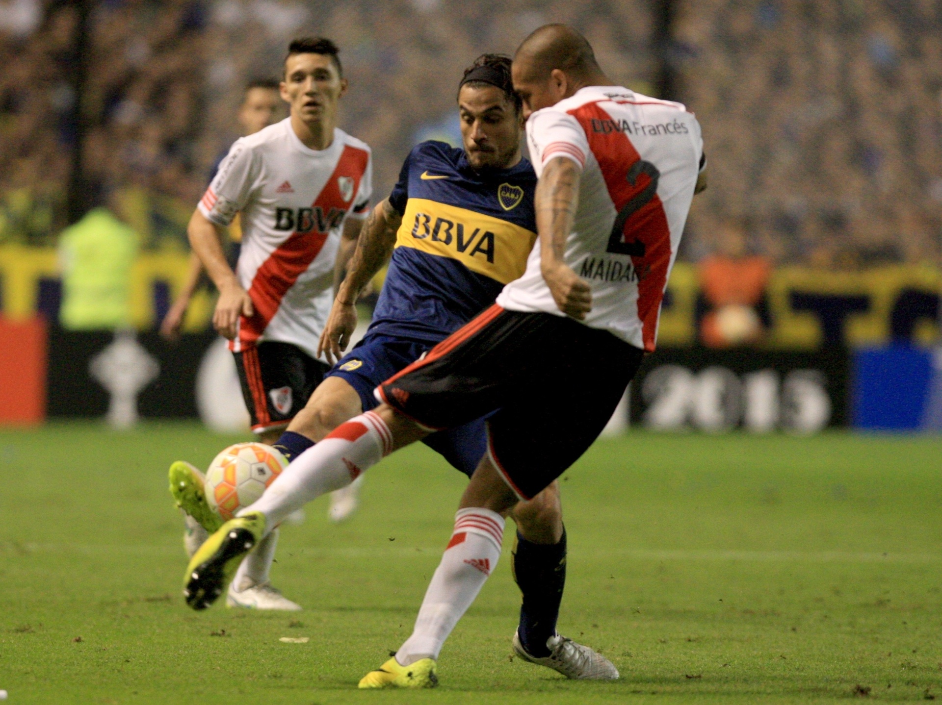 Pablo Osvaldo, do Boca Juniors, disputa a bola com Jonathan Maidana, do River Plate, no duelo entre as equipes na Libertadores - Xinhua/Martín Zabala