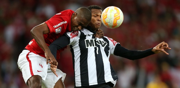 Jô mata a bola no peito em lance do jogo Internacional e Atlético-MG - Jefferson Bernardes/AFP