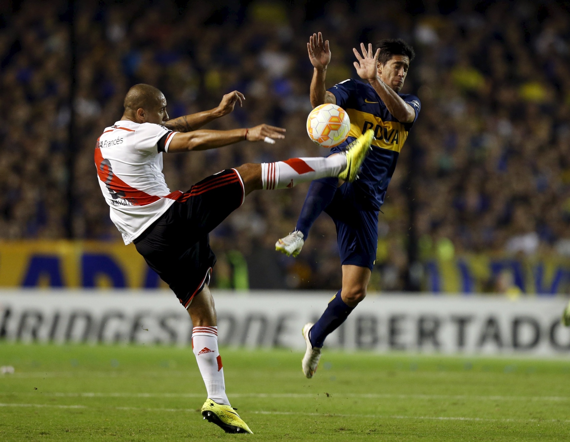 Pablo Perez, do Boca, e Maidana, do River, disputam bola no clássico argentino, pela Libertadores - REUTERS/Enrique Marcarian
