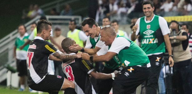 Rodrigo comemora com Doriva seu gol diante do Cuiabá, feito aos 48 minutos da etapa final - Paulo Fernandes / Site oficial do Vasco