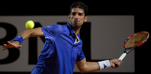 Thomaz Bellucci rebate bola durante a partida contra Novak Djokovic - Andrew Medichini/AFP