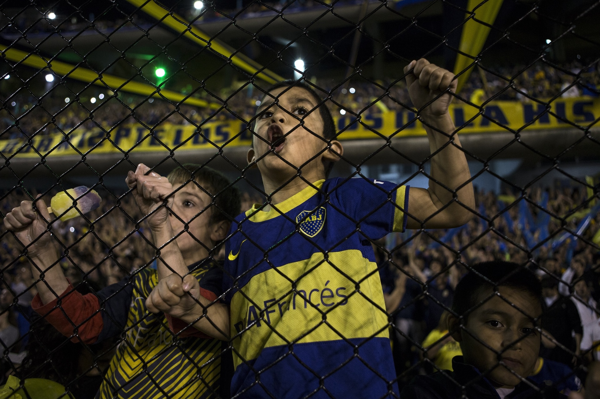 Torcida do Boca comparece na La Bombonera para apoiar a equipe no jogo contra o River, pela Libertadores - Xinhua/Martín Zabala