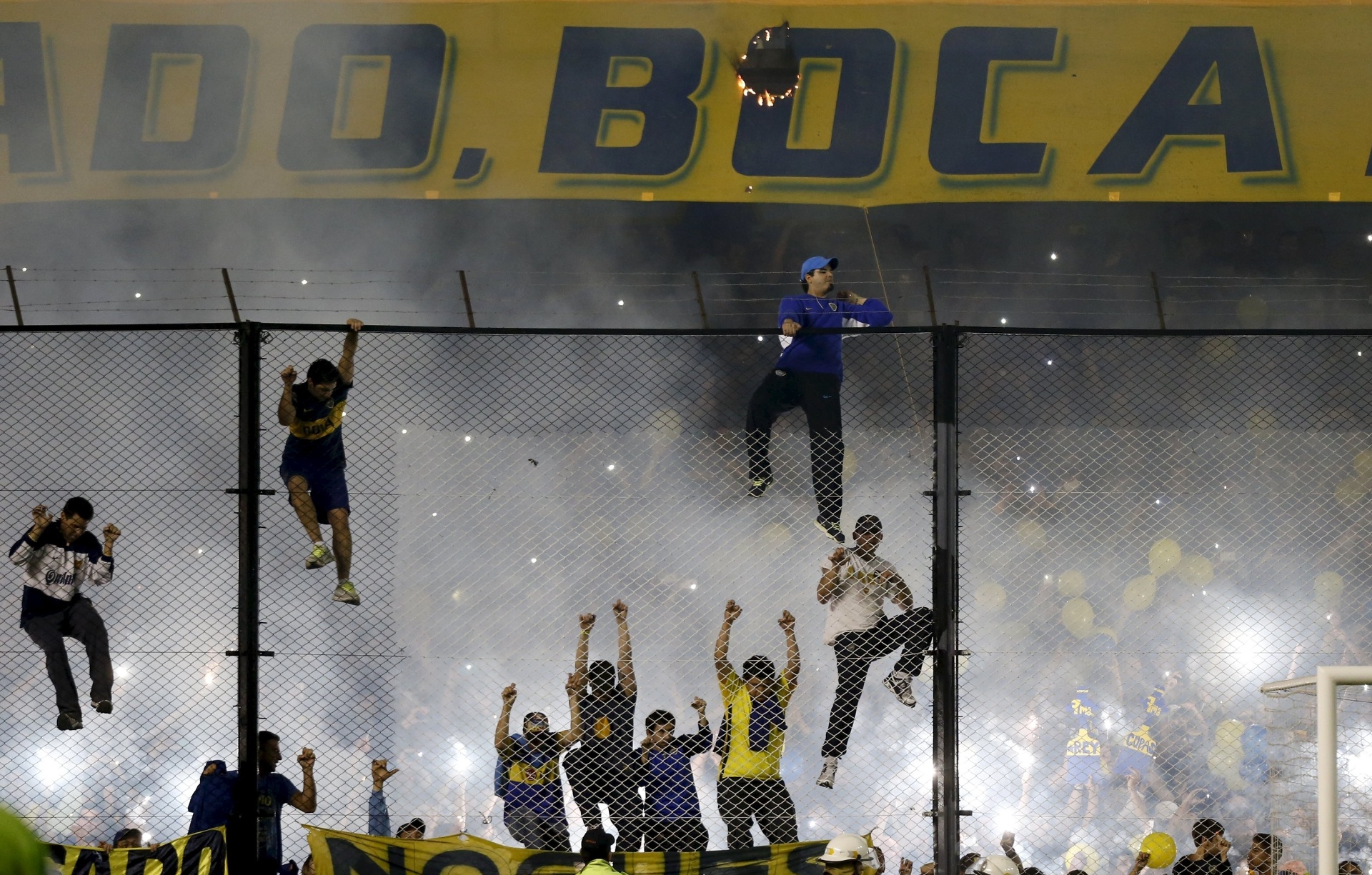 Torcida do Boca Juniors dá show no estádio La Bombonera para a partida contra o River, pela Libertadores - REUTERS/Enrique Marcarian