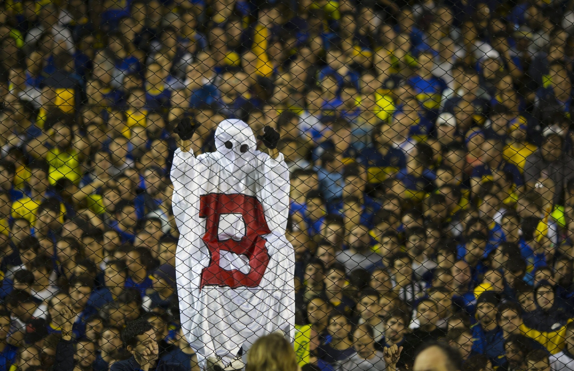 Torcida do Boca lota o estádio La Bombonera no jogo de volta das oitavas de final da Libertadores contra o River - EFE/Ivan Fernandez