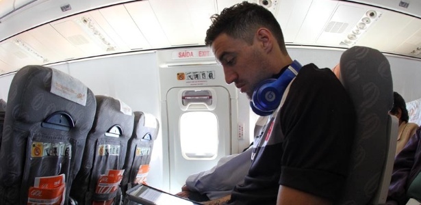 Martín Silva terá que moderar na leitura do tablet para não pegar no sono antes da hora - Marcelo Sadio / Site oficial do Vasco