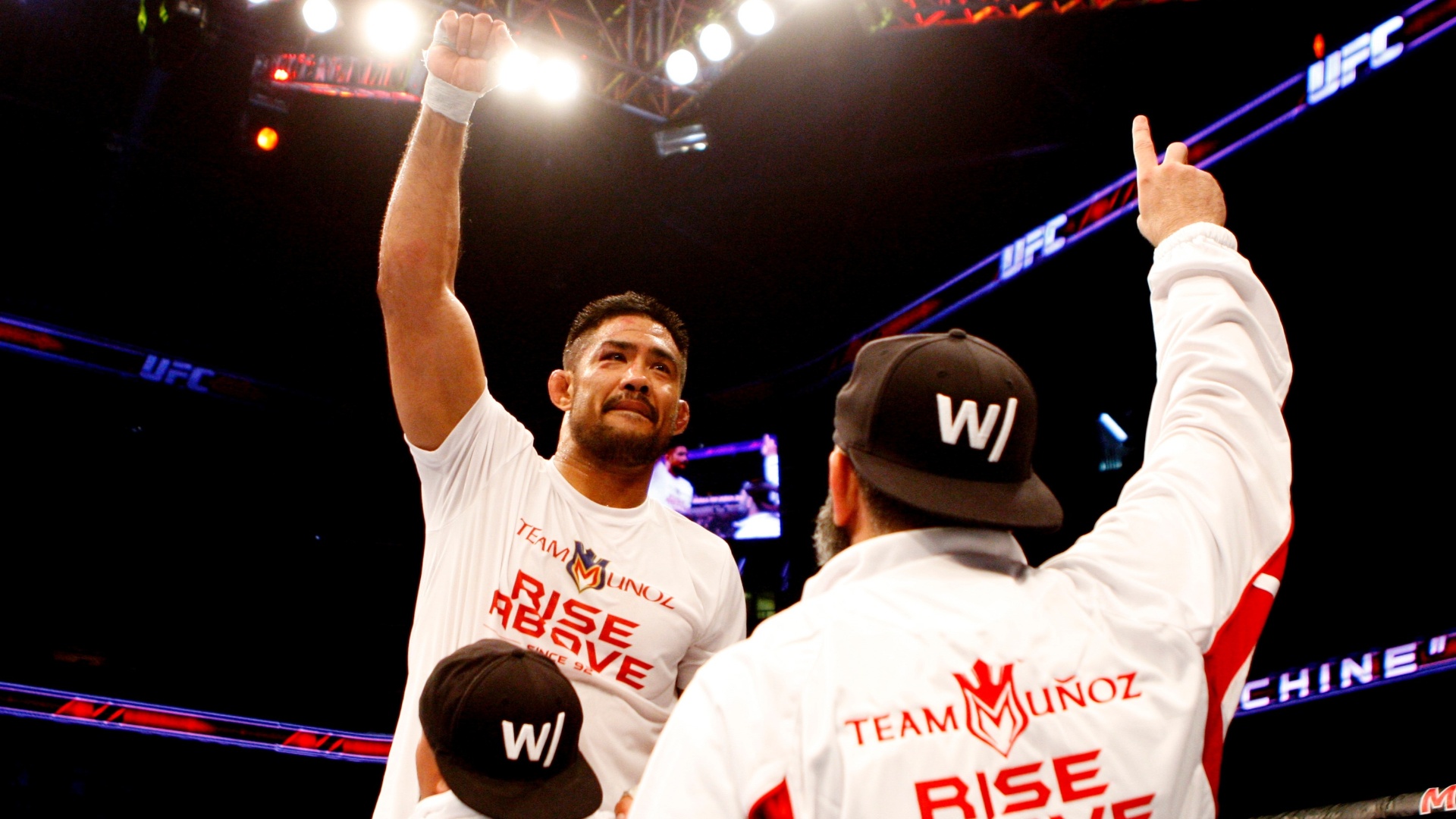 Emocionado, Mark Muñoz se aposenta do MMA