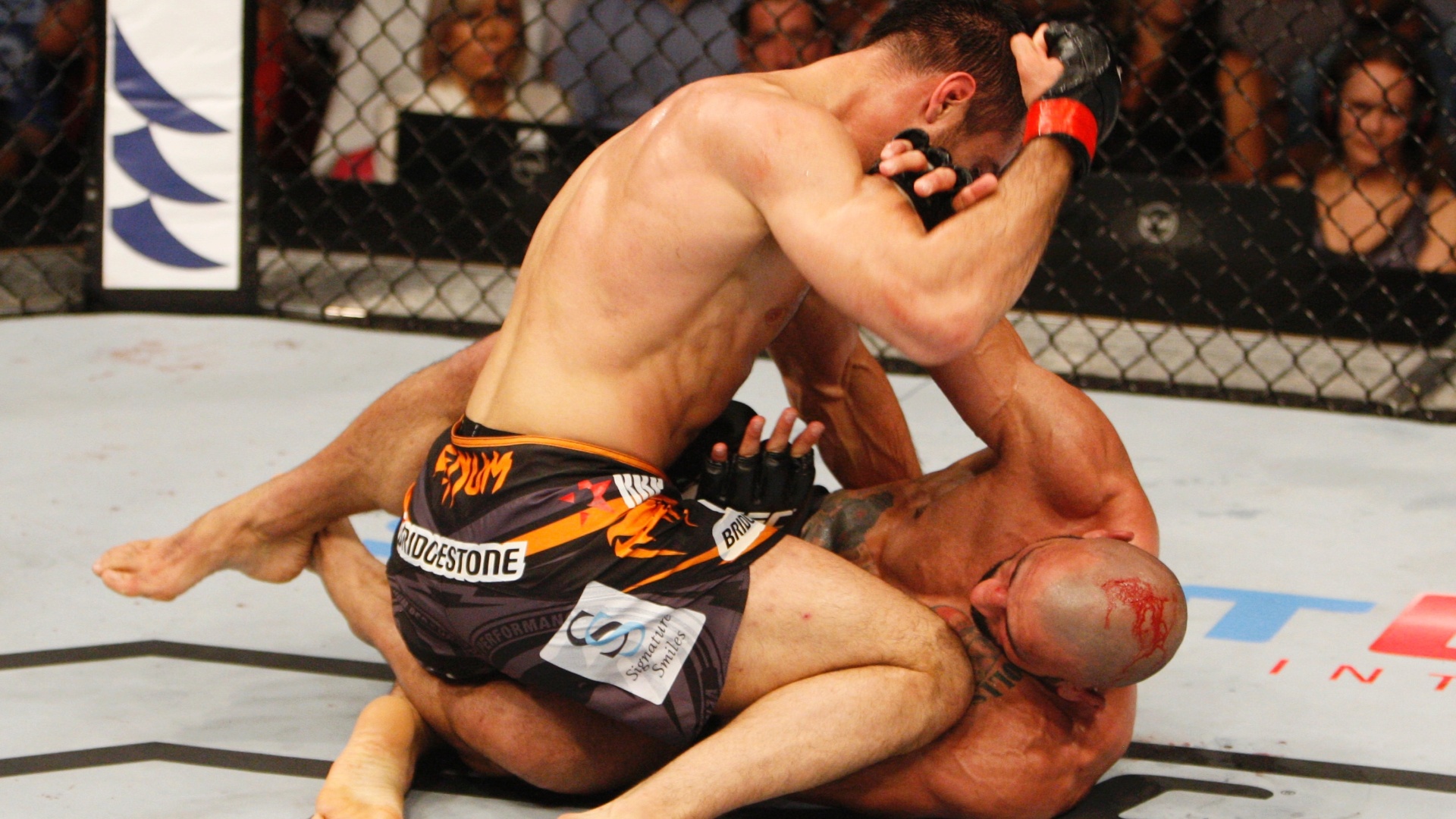 Mousasi ataca Costa Philippou durante o UFC Filipinas