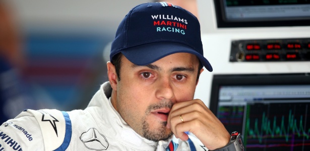 Felipe Massa olha atentamente a equipe Williams trabalhar em seu carro - Mark Thompson/Getty Images