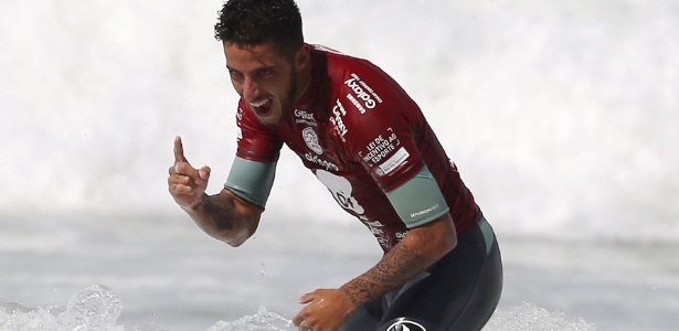 Filipe Toledo comemora vitória na semifinal na etapa do Rio da WSL - Sergio Moraes/Reuters