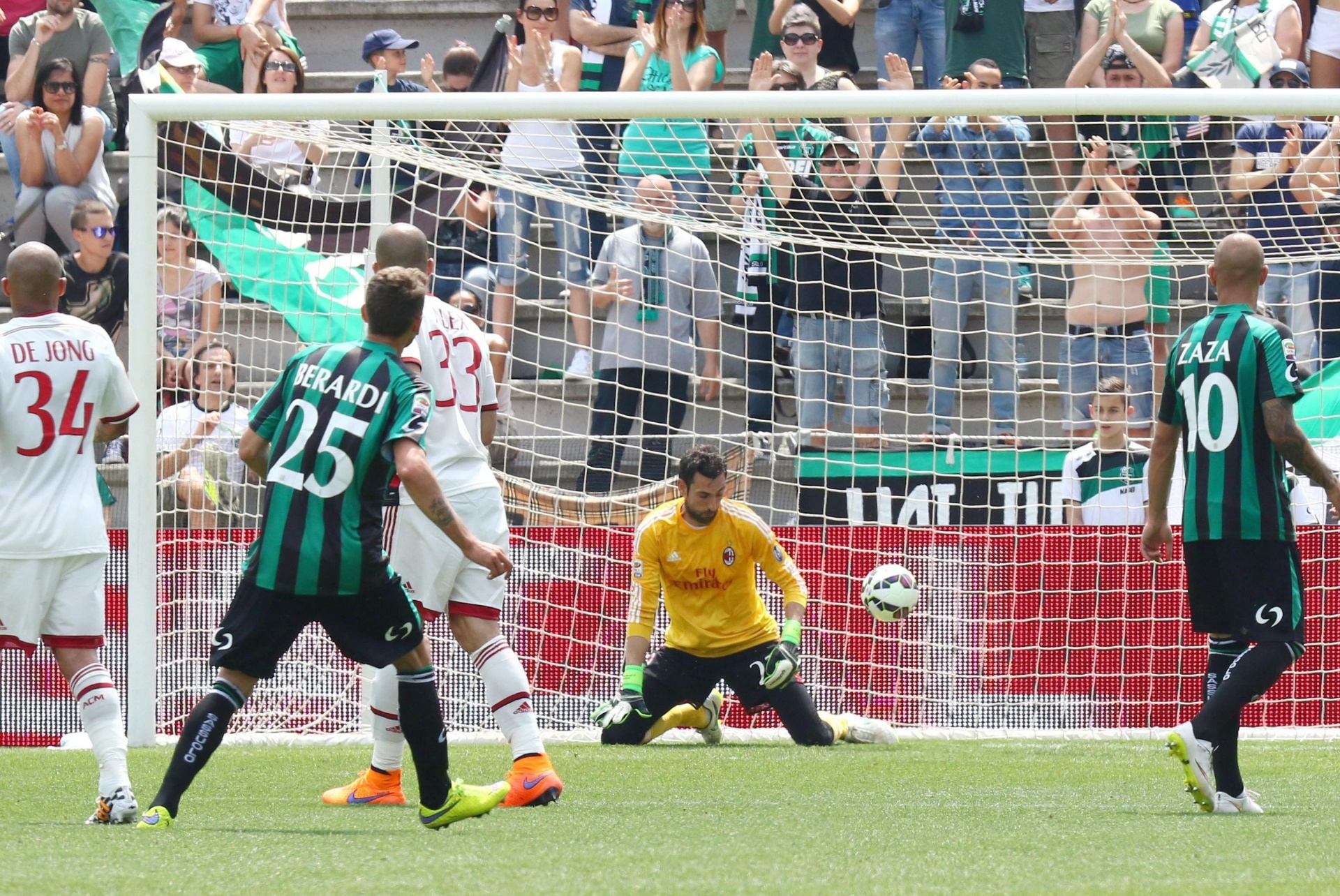 O goleiro Diego López, do Milan, olha a bola escapar de sua mão em lance polêmico que gerou o primeiro gol do Sassuolo - SERENA CAMPANINI/EFE