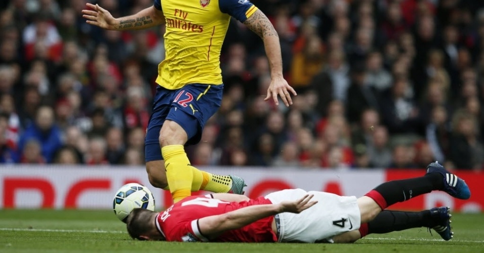 Phil Jones protagonizou um lance incomum no clássico disputado em Manchester. O atleta do United se atirou no chão e enfiou a cabeça na tentativa de interceptar a bola conduzida por Giroud, do Arsenal