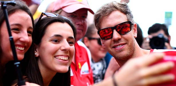 Sebastian Vettel posa para foto com fã durante o fim de semana do GP da Espanha - Mark Thompson/Getty Images