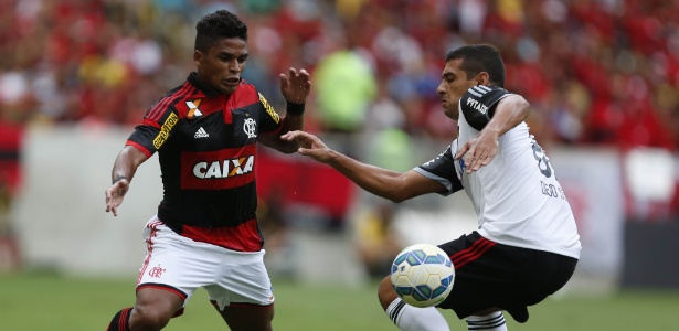 Almir tenta superar a marcação de Diego Souza no empate entre Flamengo e Sport - Gilvan de Souza/ Flamengo
