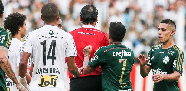 Dudu é expulso por empurrar Guilherme Ceretta na final do Campeonato Paulista - Rubens Cavallari / Folhapress