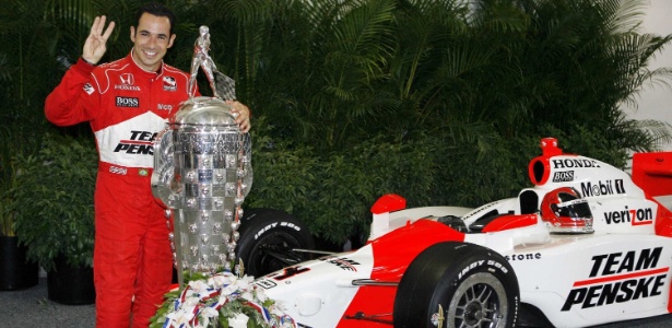 Castroneves com o troféu da Indy 500 disputada em 2009 - Reuters