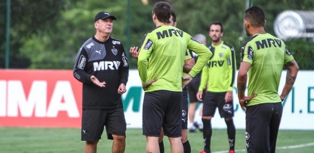 Levir, com Dátolo, Pratto, Carlos e Thiago Ribeiro, ao fundo: o novo setor ofensivo - Bruno Cantini/Atlético-MG