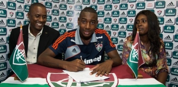 Pai de Gérson, Marcão esteve presente na assinatura do primeiro contrato profissional do filho, em 2013 - Bruno Haddad/Fluminense FC