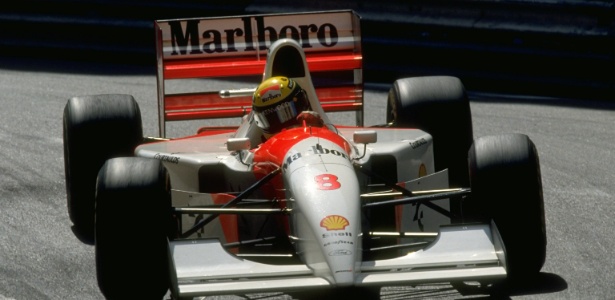 Ayrton Senna conduz sua McLaren pelas ruas de Mônaco no triunfo de 1993 - Pascal Rondeau/Allsport