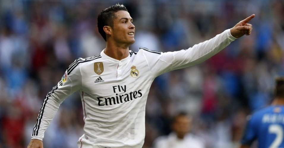 Cristiano Ronaldo comemora o 'hat-trick' marcado pelo Real Madrid nesse sábado