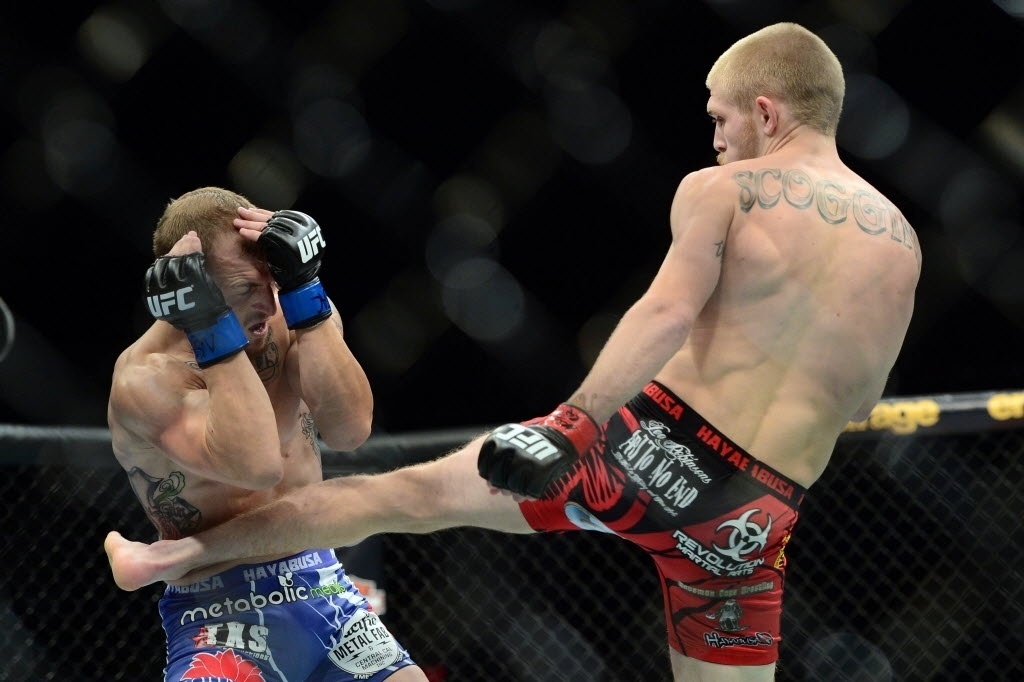 Justin Scoggins (dir.) acerta chute alto em Josh Sampo; Scoggins venceu a primeira luta do UFC 187, por decisão unânime dos juízes - Joe Camporeale/USA TODAY Sports