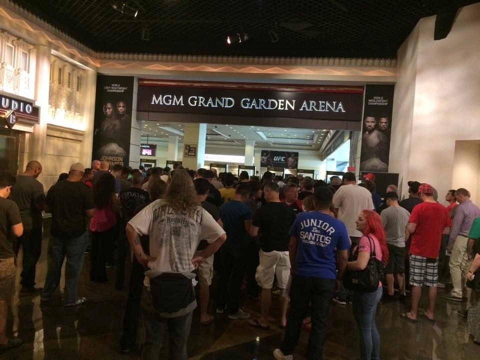 Público começa a chegar à MGM Arena para o UFC 187, que será realizado na noite deste sábado (23) - Jorge Corrêa/UOL