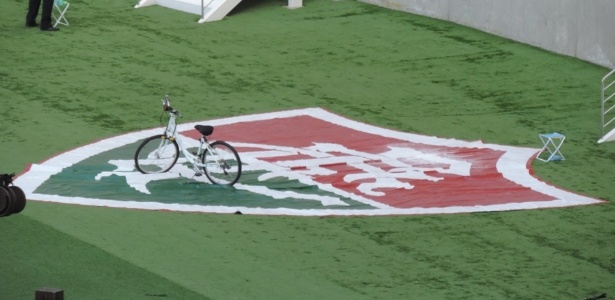 Bicicleta foi colocada sobre escudo do Flu no Maracanã em homenagem a Jaime Gold - Pedro Ivo Almeida/UOL
