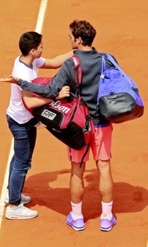 Federer mostra indignação com invasão de torcedor em Roland Garros