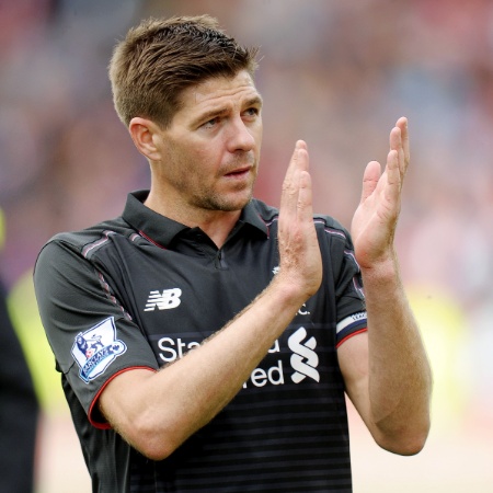 Gerrard aplaude torcedores em seu último jogo pelo Liverpool - Paul Burrows / REUTERS