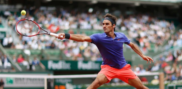 Roger Federer rebate bola em partida contra Alejandro Falla -  REUTERS/Vincent Kessler