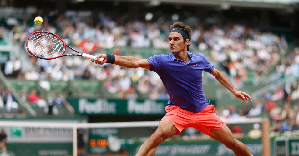 Roger Federer rebate bola em partida contra Alejandro Falla em sua estreia em Roland Garros