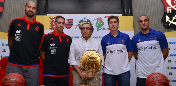 Maqruinhos e José Neto, do Flamengo, o ex-presidente da LNB Kouros Monadjemi e Guerrinha e Alex, do Bauru - João Pires/LNB