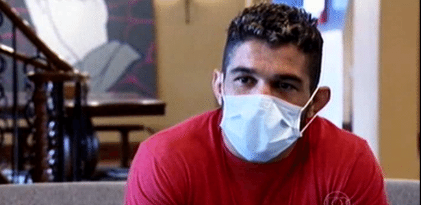 Giovanni Soldado usa máscara após contrair bactéria na gravação do TUF - Reprodução