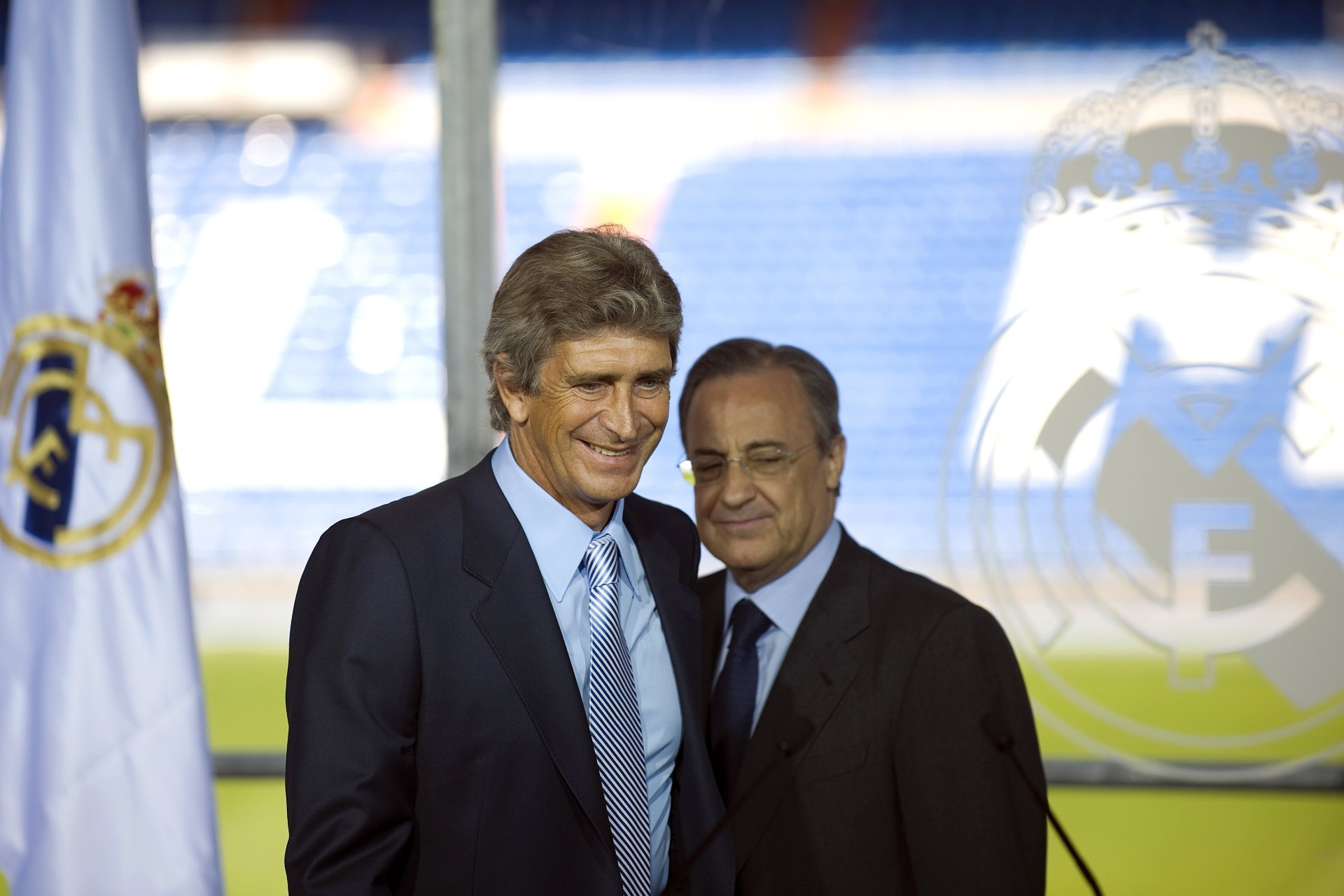 Manuel Pellegrini é recebido pelo presidente do Real Madrid - Pierre-Philippe Marcou/AFP Photo