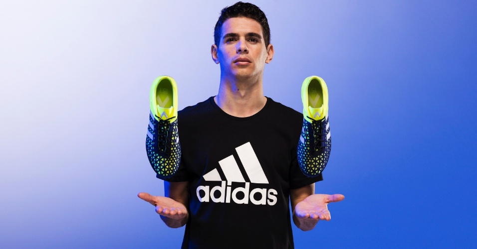 Oscar mostra sua nova chuteira da Adidas