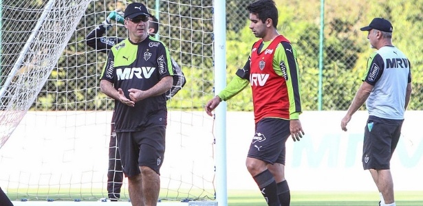 Levir Culpi e Guilherme conversam durante o treino do Atlético-MG - Bruno Cantini/Clube Atlético Mineiro