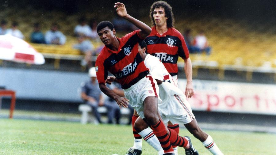 Júnior Baiano em ação pelo Flamengo, em 1993, ao lado de Casagrande - Jorge Araújo-7.nov.1993/Folhapress