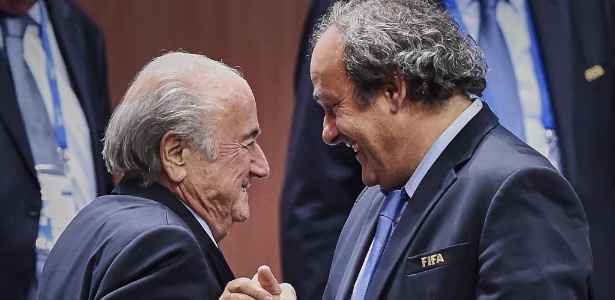 Platini e Blatter se cumprimentam em maio desse ano - AFP