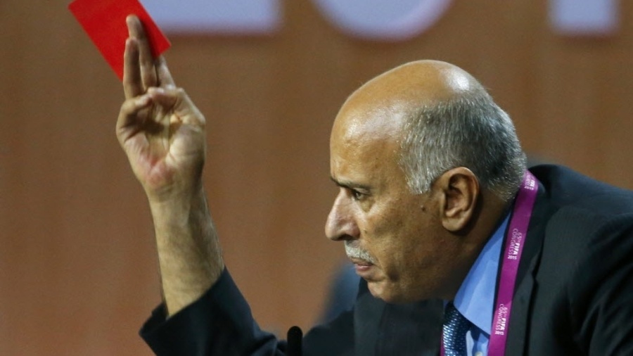 Jibril Al Rajoub, presidente da Federação Palestina de Futebol, mostra cartão vermelho em Congresso da Fifa em protesto à presença de Israel entre os filiados da entidade - REUTERS/Ruben Sprich