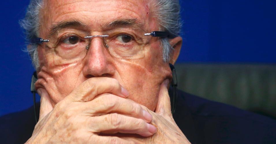 30.mai.2015 - Joseph Blatter ouve pergunta de jornalista durante entrevista coletiva em Zurique (Suíça)